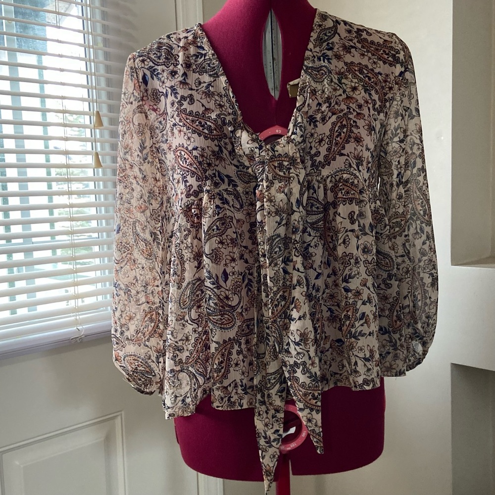 Primark women floral beige sheer long sleeve low front hemline. Size 6. Used.
